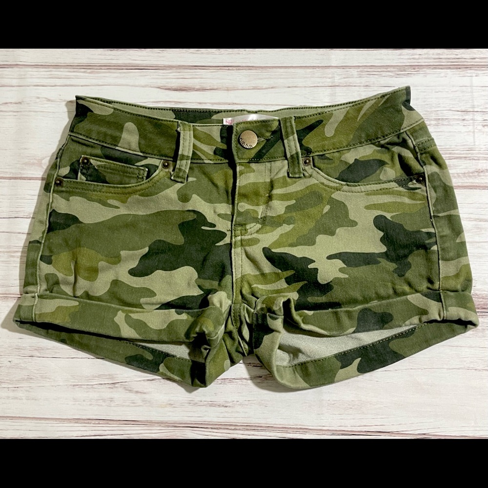 Camo stretchy short shorts